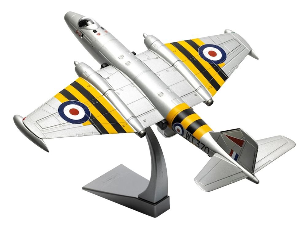 English Electric Canberra B.6 Aircraft "WT370 Wg. Cdr. Paul Mallorie No.139 Squadron Operation Musketeer" (1956) Royal Air Force "The Aviation Archive" Series 1/72 Diecast Model Car by Corgi view 5