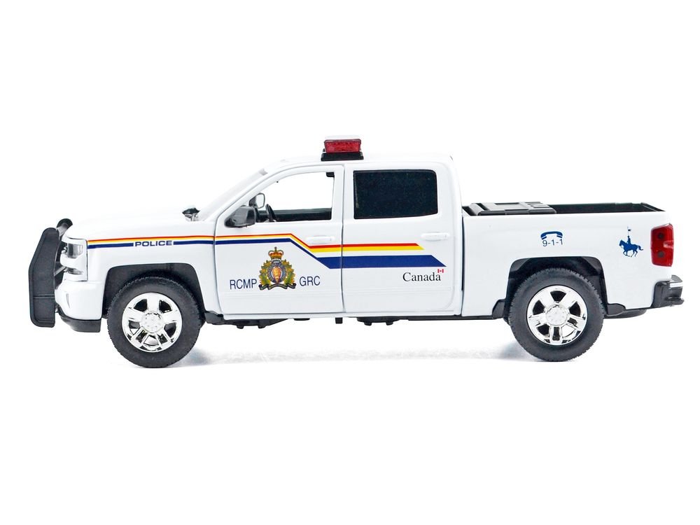 2017 Chevrolet Silverado 1500 LT Z71 Crew Cab Pickup Truck "Royal Canadian Mounted Police" White with Flashing Light Bar and Front and Rear Lights and Sounds "Law Enforcement and Public Service" Series 1/24-1/27 Diecast Model Car by Motormax view 2
