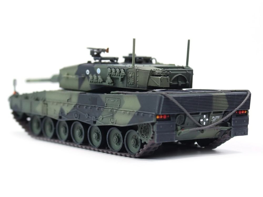 Leopard 2A4 Main Battle Tank "Finland" Finnish Army "Armor Premium" Series 1/72 Diecast Model by Panzerkampf view 3