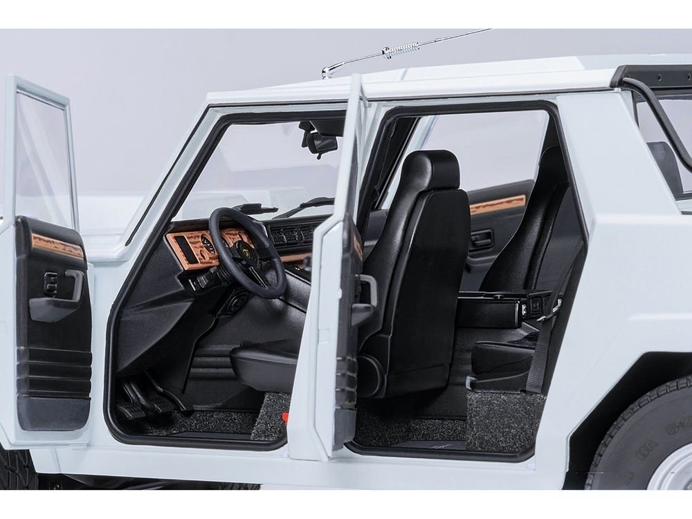 Lamborghini LM002 Bianco Polo Park White 1/18 Model Car by Autoart view 4