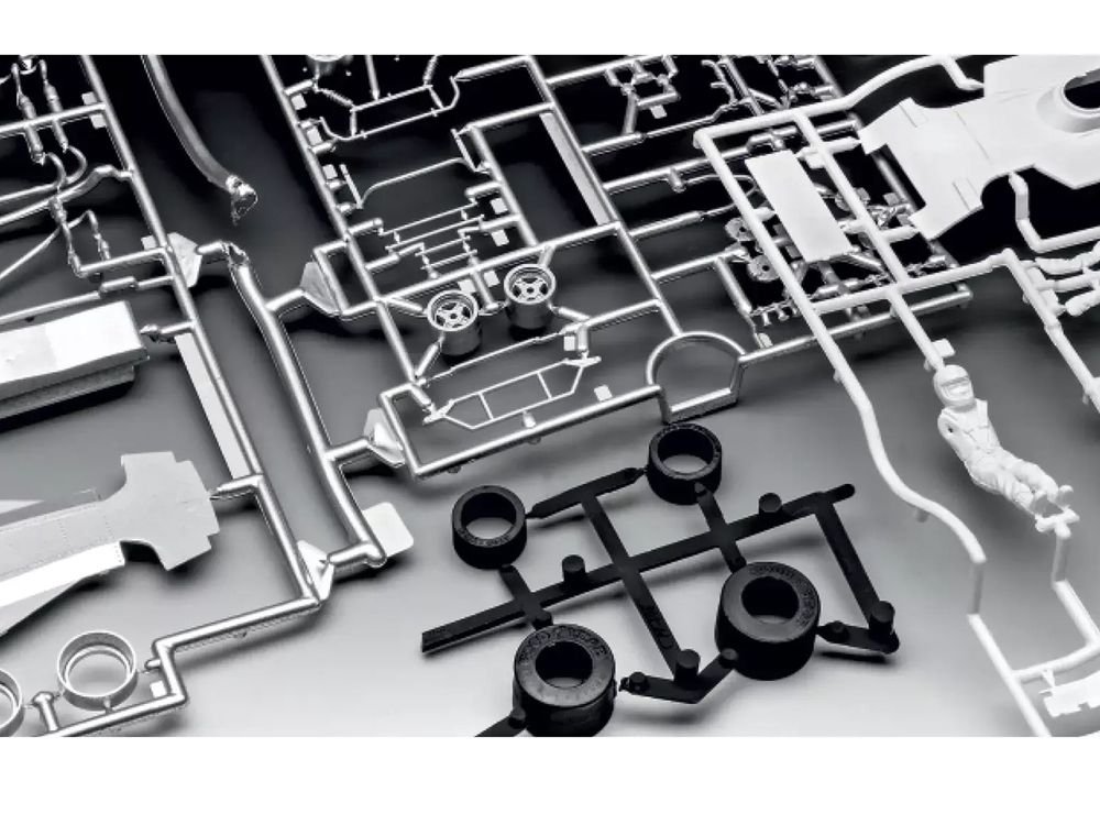 Level 5 Model Kit Surtees TS16/03 All-Included Kit 1/32 Scale Model by Revell view 3