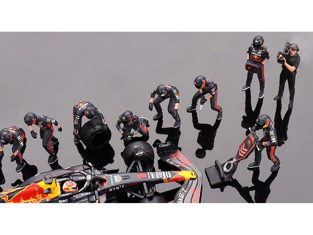 Red Bull RB19 #1 Max Verstappen Winner Formula One F1 "Japanese GP" (2023) with Red Bull Pit Crew Set of 21 pieces Limited Edition to 5000 pieces Worldwide 1/64 Diecast Model Car by Mini GT view 5