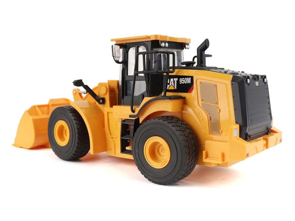 Radio Control CAT Caterpillar 950M Wheel Loader Yellow "Construction RC" Series 1/24 Model by Diecast Masters view 3