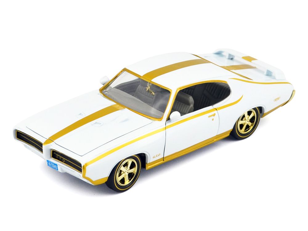 1969 Pontiac GTO Judge White Metallic with Gold Stripes "Luxe Legends" Series 1/24 Diecast Model Car by Motormax view 3