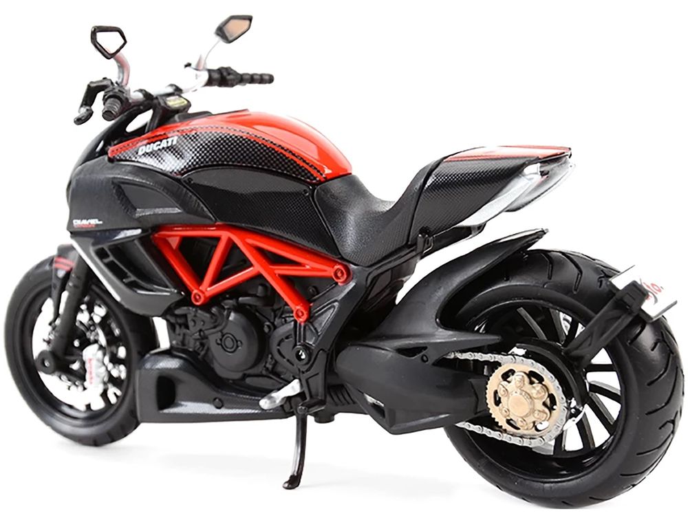Ducati Diavel Red and Carbon 1/12 Diecast Motorcycle Model by Maisto view 2