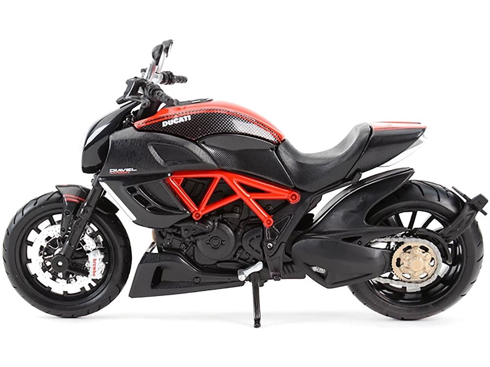 Ducati Diavel Red and Carbon 1/12 Diecast Motorcycle Model by Maisto view 3