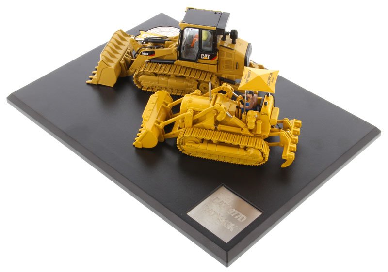 CAT Caterpillar 977D Traxcavator (Circa 1955-1960) and CAT Caterpillar 963K Track Loader (Current) with Operators "Evolution Series" 1/50 Diecast Models by Diecast Masters view 3