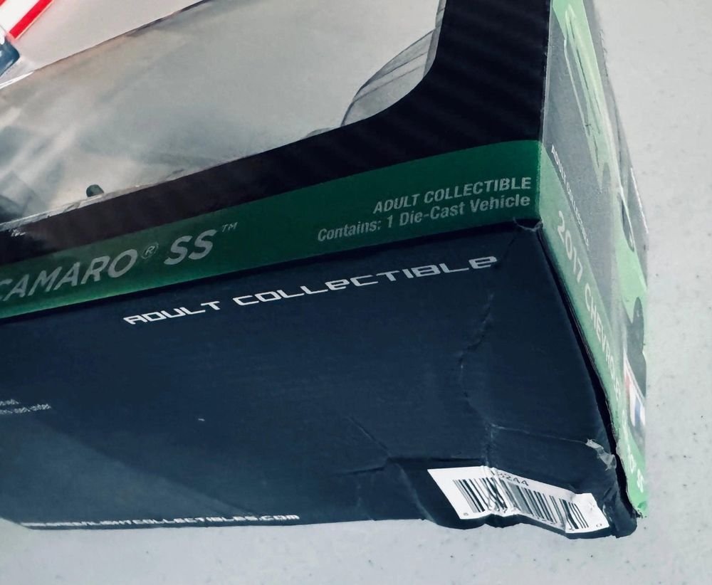 Greenlight - 2017 Chevrolet® Camaro® SS™ Hard Top. 1:24 scale diecast collectible (DISC) view 5