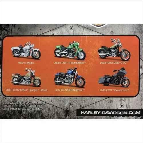 Maisto- Harley-Davidson Motorcycles Series 37-1/18 scale- 2004 FXSTDSE2 view 3