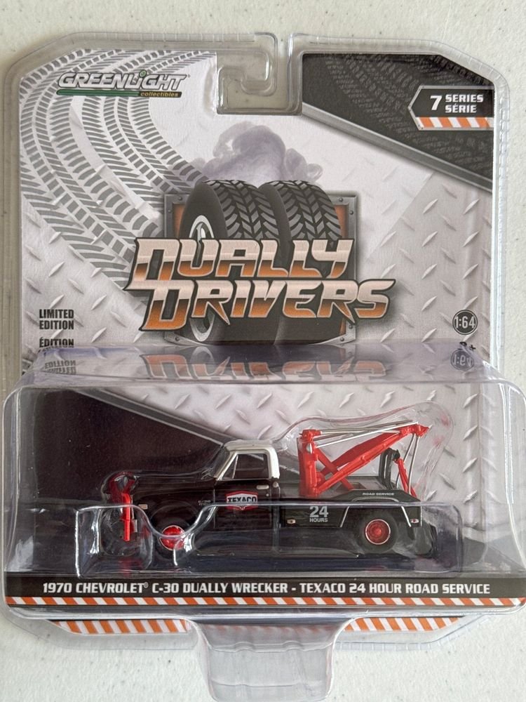 Greenlight - 1970 Chevrolet C-30 Dually Wrecker - Texaco 24 Hour Road Service -1:64 diecast view 2