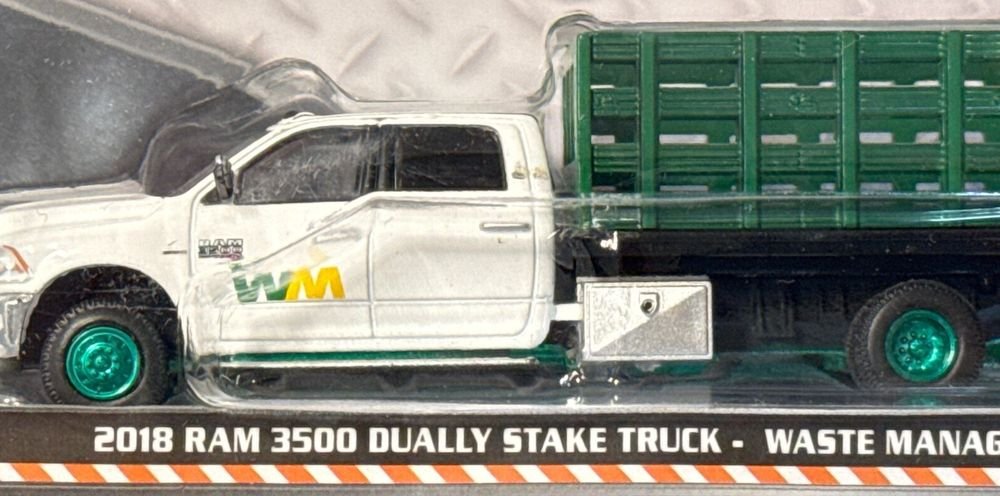 Greenlight - 2018 Ram 3500 Dually Stake Truck - Waste Management -1:64 diecast (GREEN) view 2