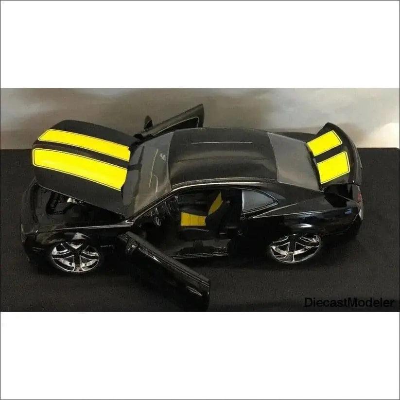 2010 Chevy Camaro SS Hard Top 1:24 scale diecast car view 3