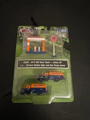 CMW- IH R-190 Tank Truck (2-Pack) w/Station Sign & Gas Pump Island (Union 76) 1:160 view 2